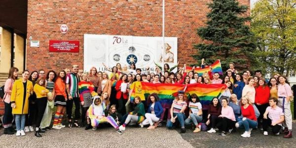 Haber | 2. Round! Polonyann LGBT Genlii, Hkmetin Basksna Boyun Emedi!